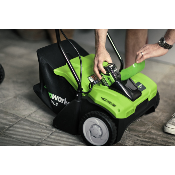 Greenworks 40v g max. Аэратор GREENWORKS g40dt30. GREENWORKS gd40sc36. 2511507 GREENWORKS. Вертикуттер GREENWORKS аккумуляторный 40.